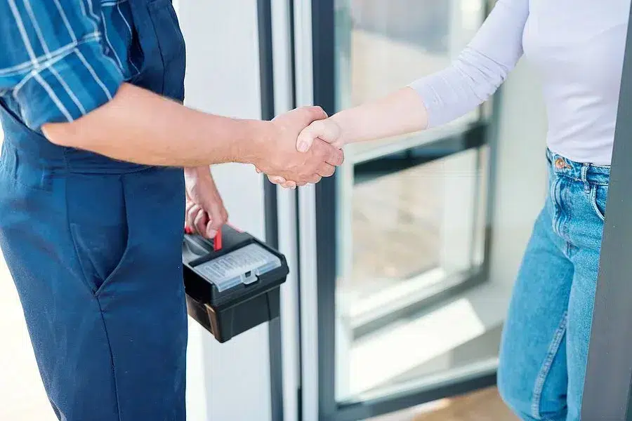 Customer and tech shaking hands.